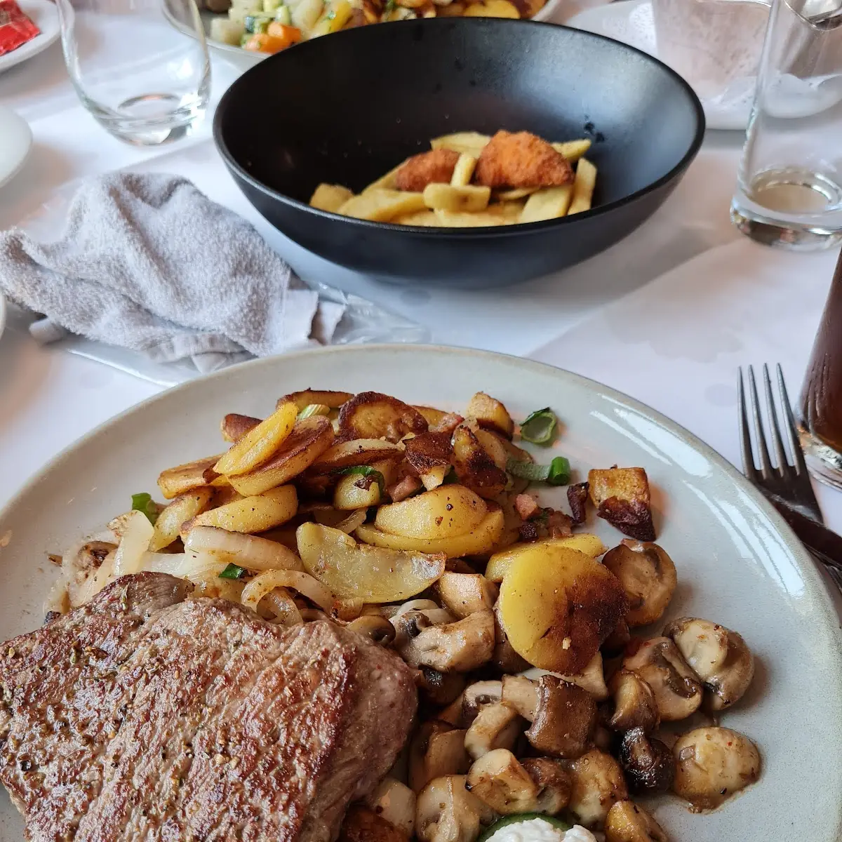 Steak Mit Bratkartoffeln, Restaurant Fasanerie im Romantik Hotel Waldschlösschen