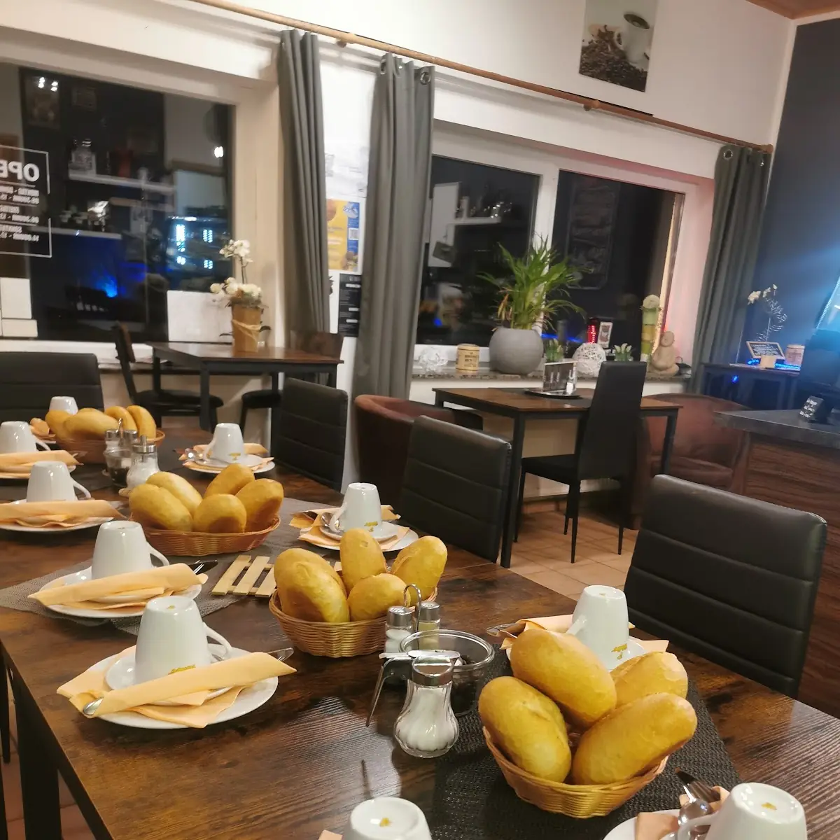 Highlights, Cafe & Bistro Wallis
