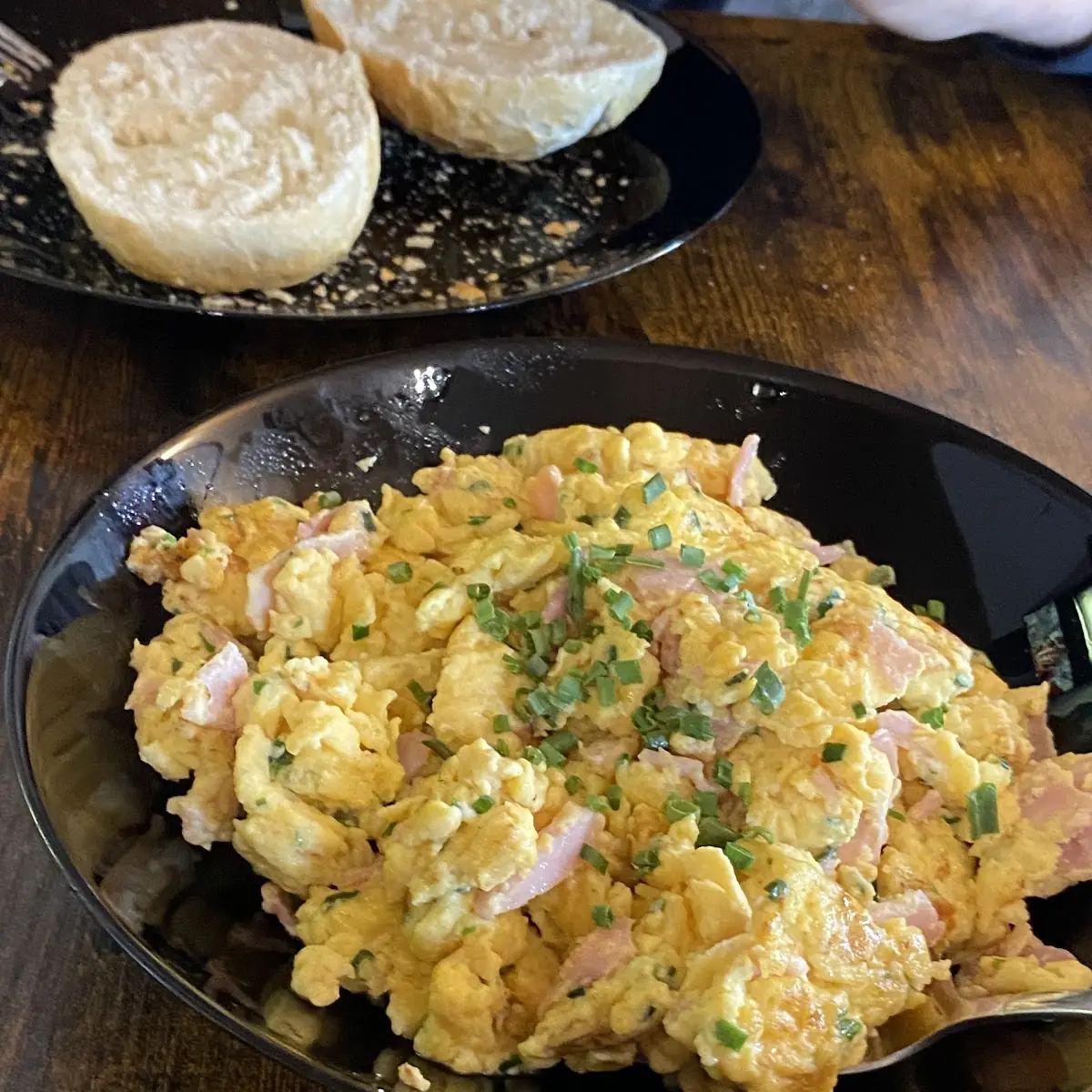 Portion Rührei Mit Brötchen, Cafe & Bistro Wallis