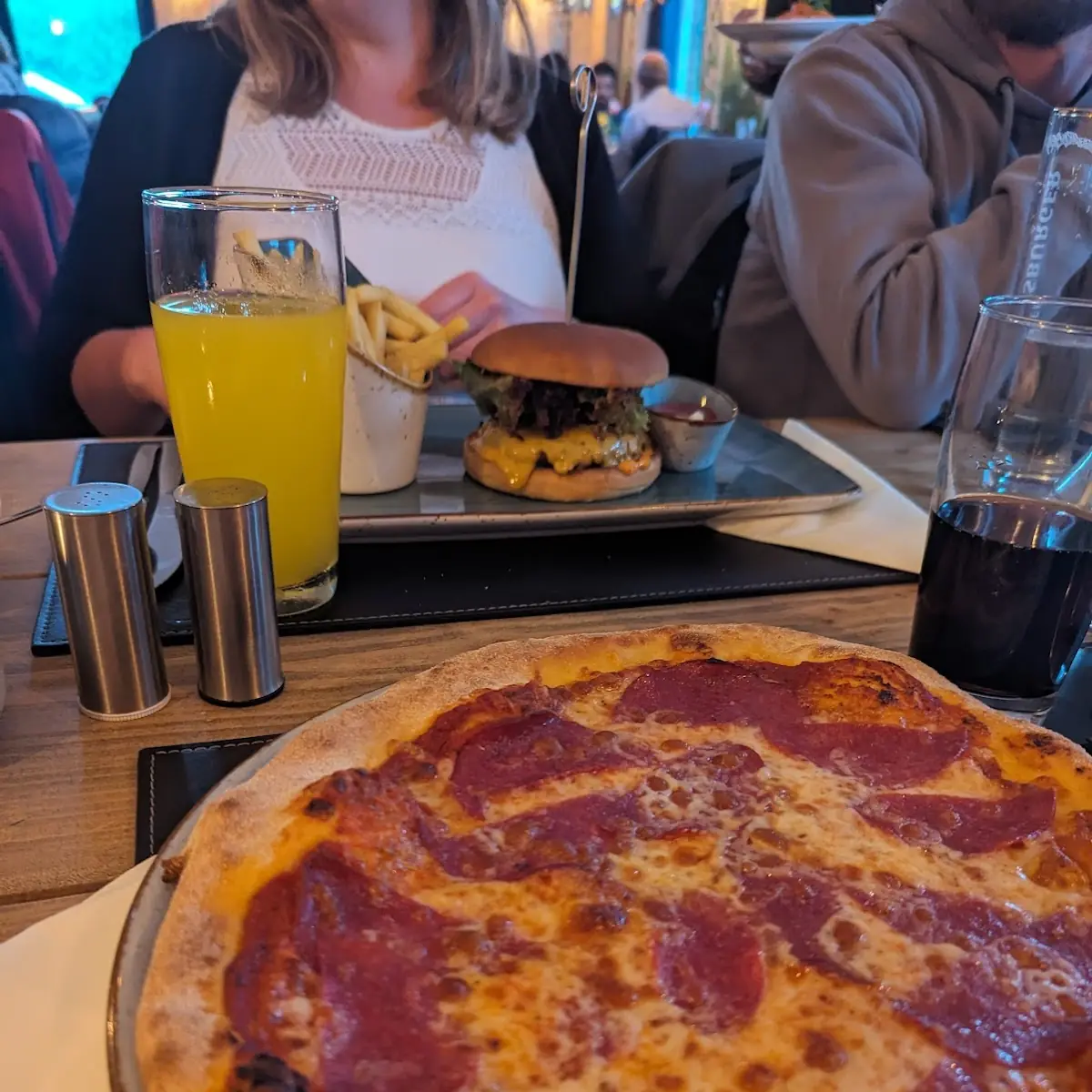 Salami Pizza, Piatto Restaurant & Grill