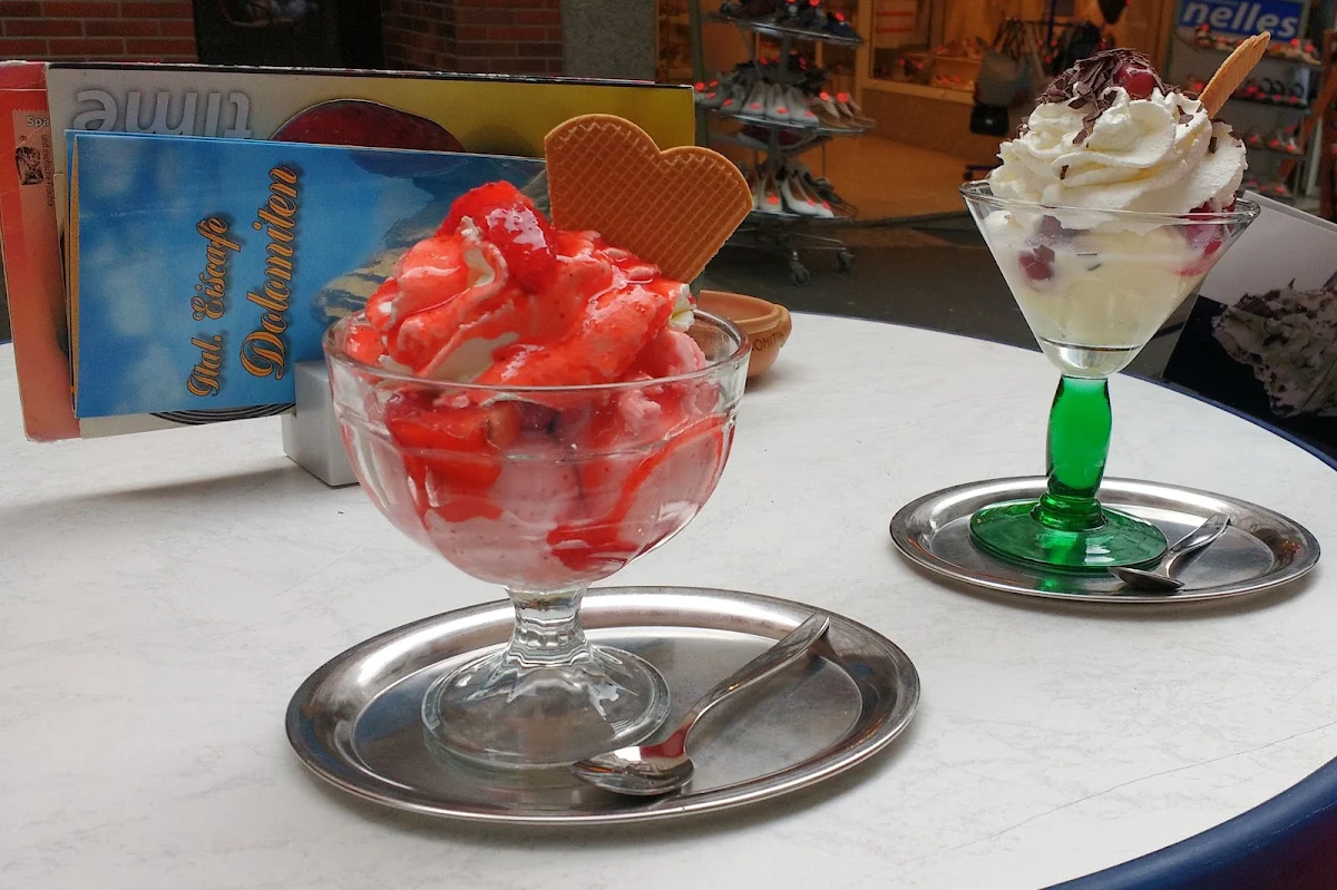 Erdbeerbecher, Eiscafé Dolomiten, Echtes italienisches Eis seit 50 Jahren aus den Dolomiten
