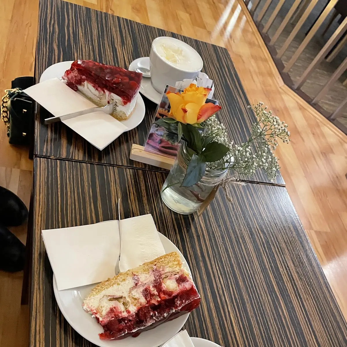 Himbeerwindbeutel Torte, Mala Cafe Bistro Weinbar