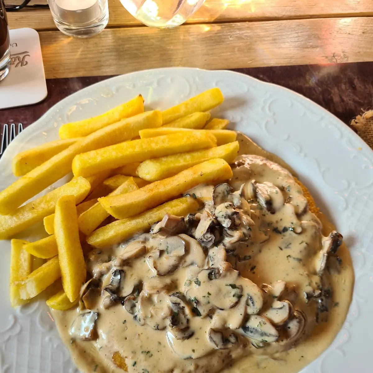 Jägerschnitzel Pommes