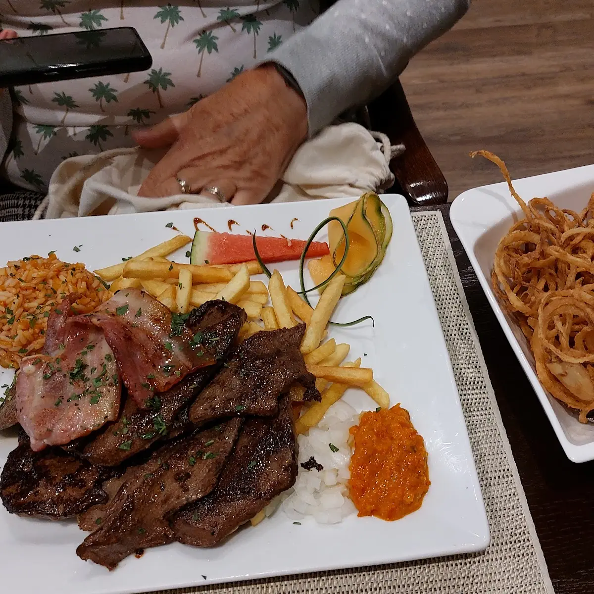 Leber Mit Röstzwiebeln, Mikos Restaurant