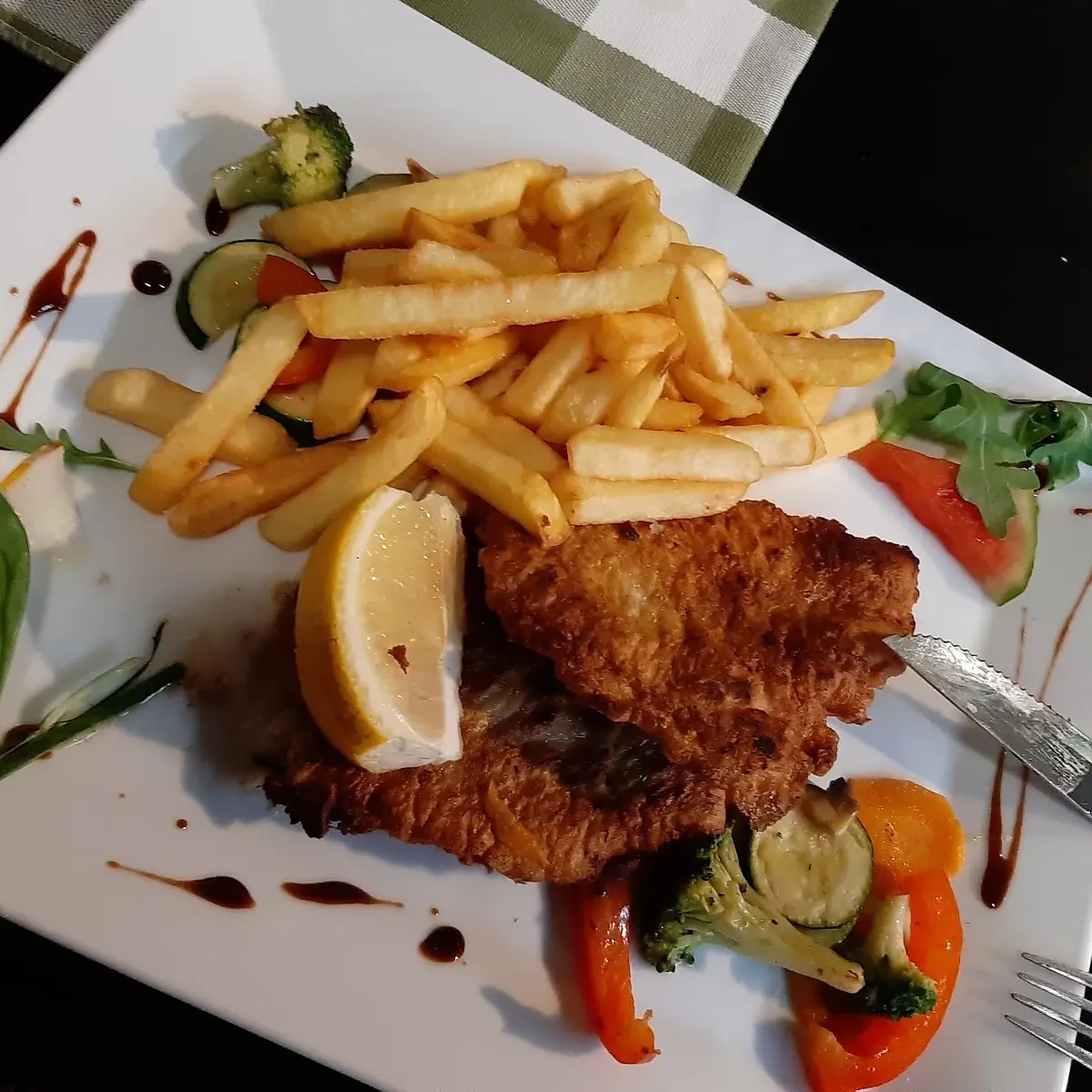Schnitzel Wiener Art, Mikos Restaurant