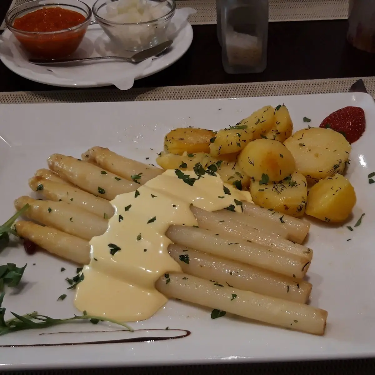 Spargel Mit Sauce Hollandaise, Mikos Restaurant
