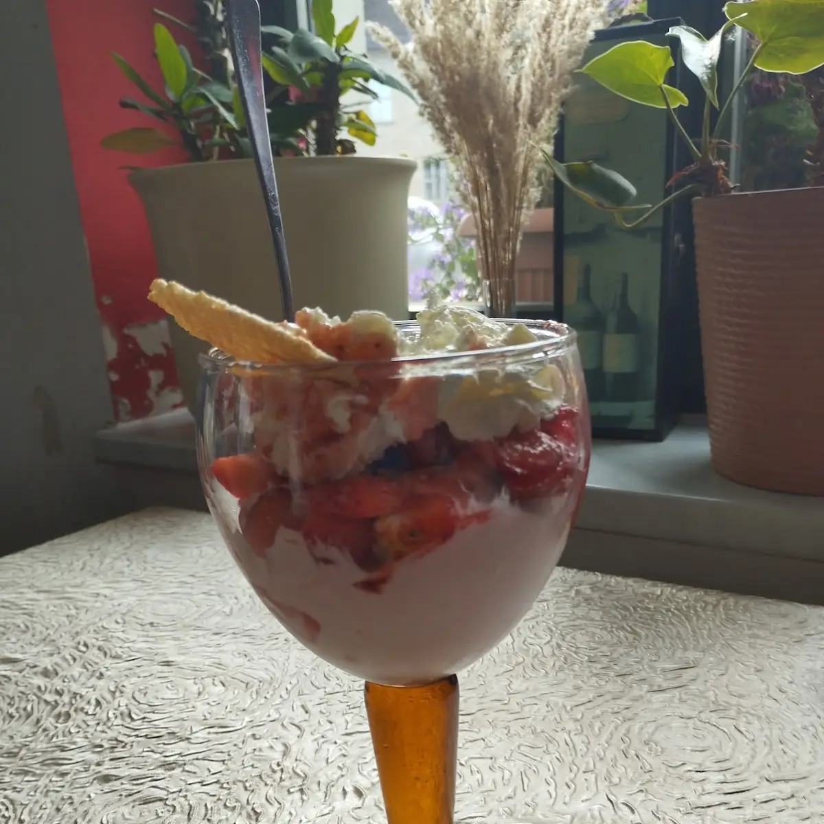 Erdbeereisbecher
