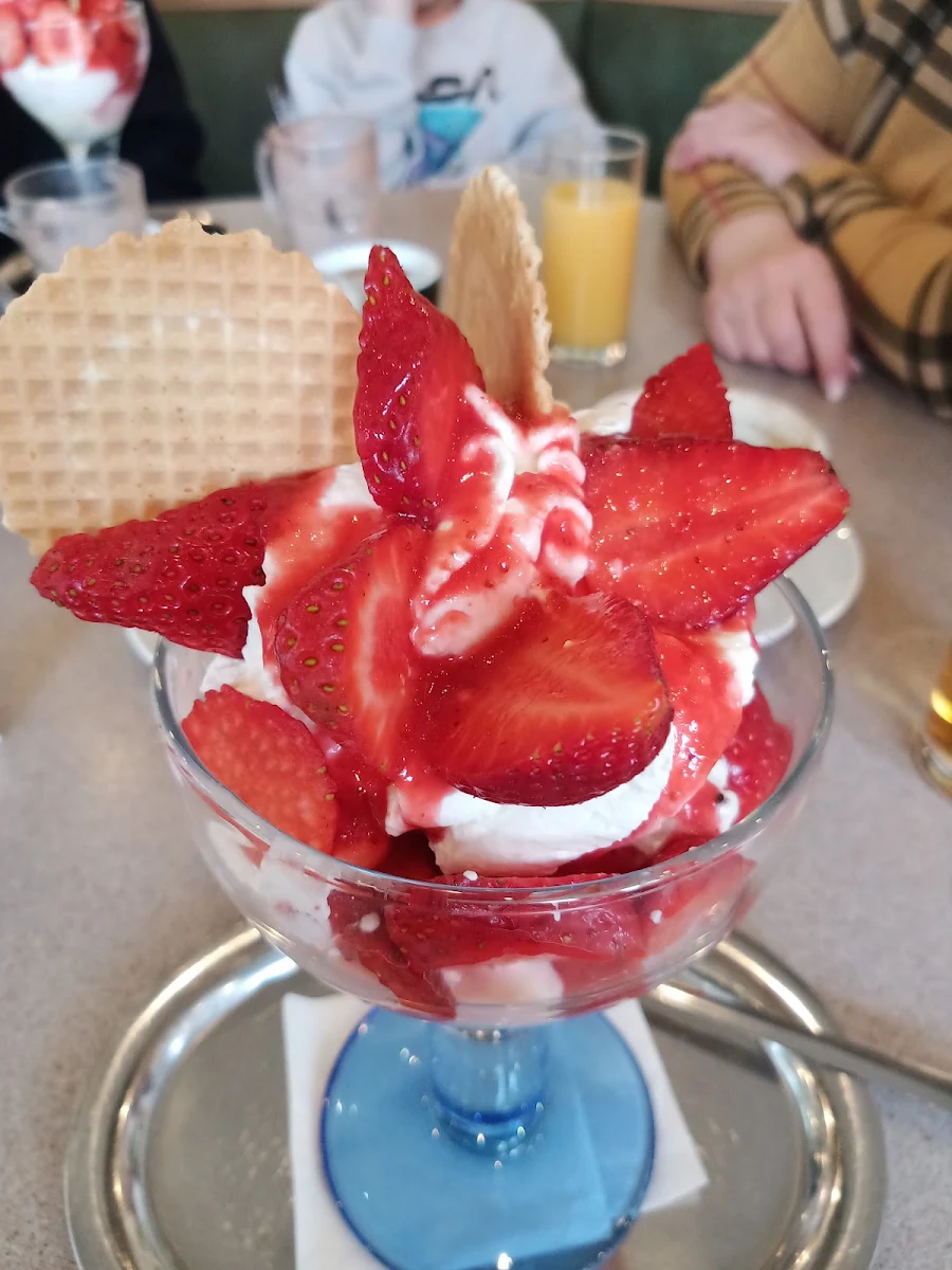 Erdbeereisbecher