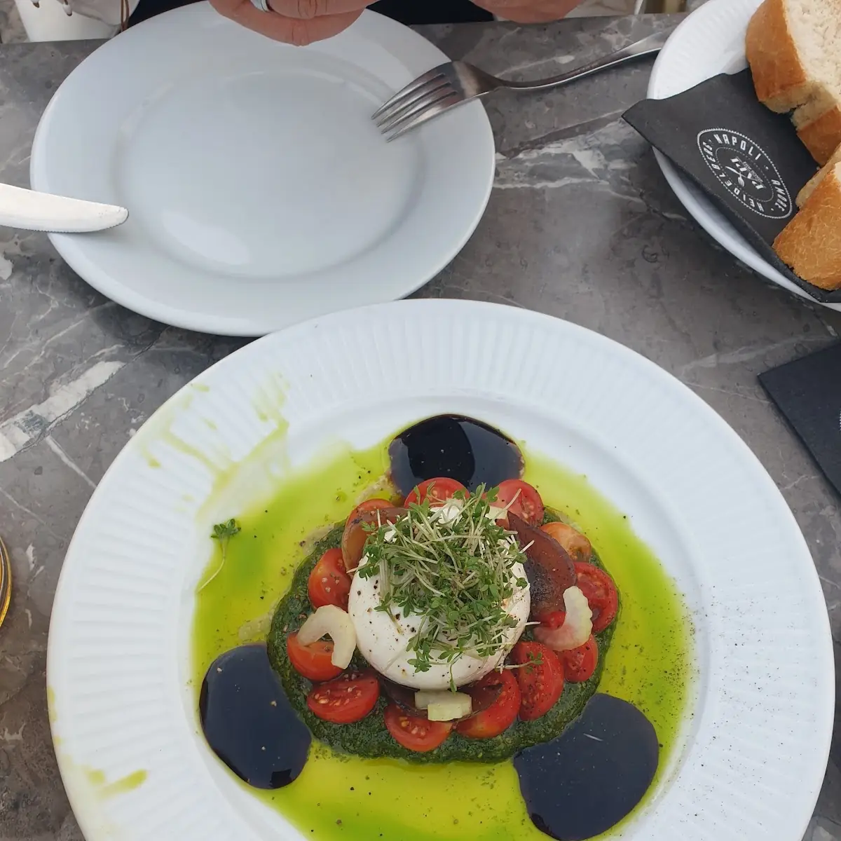 Büffelmozzarella Mit Tomate Und Pesto