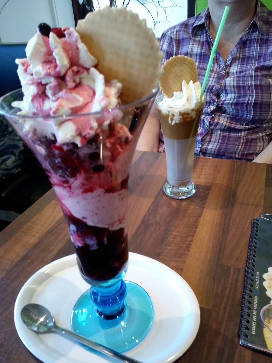 Waldfrüchtebecher Und Eiskaffee