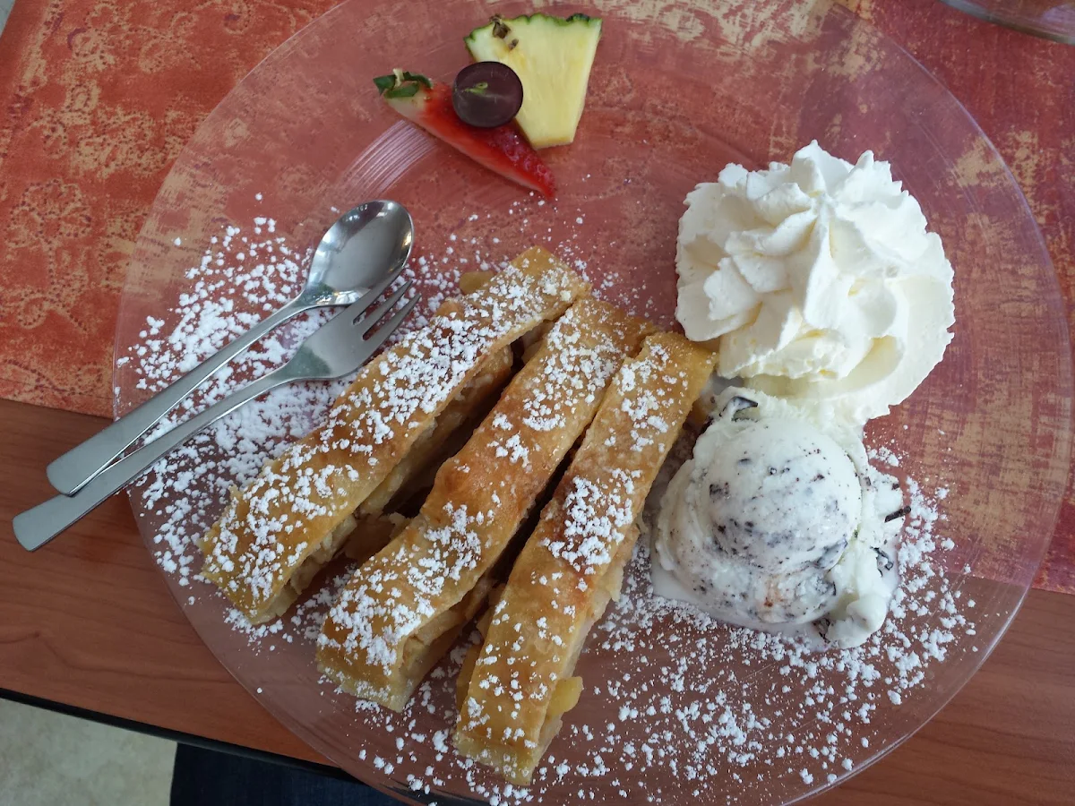 Apfelstrudel Mit Eis