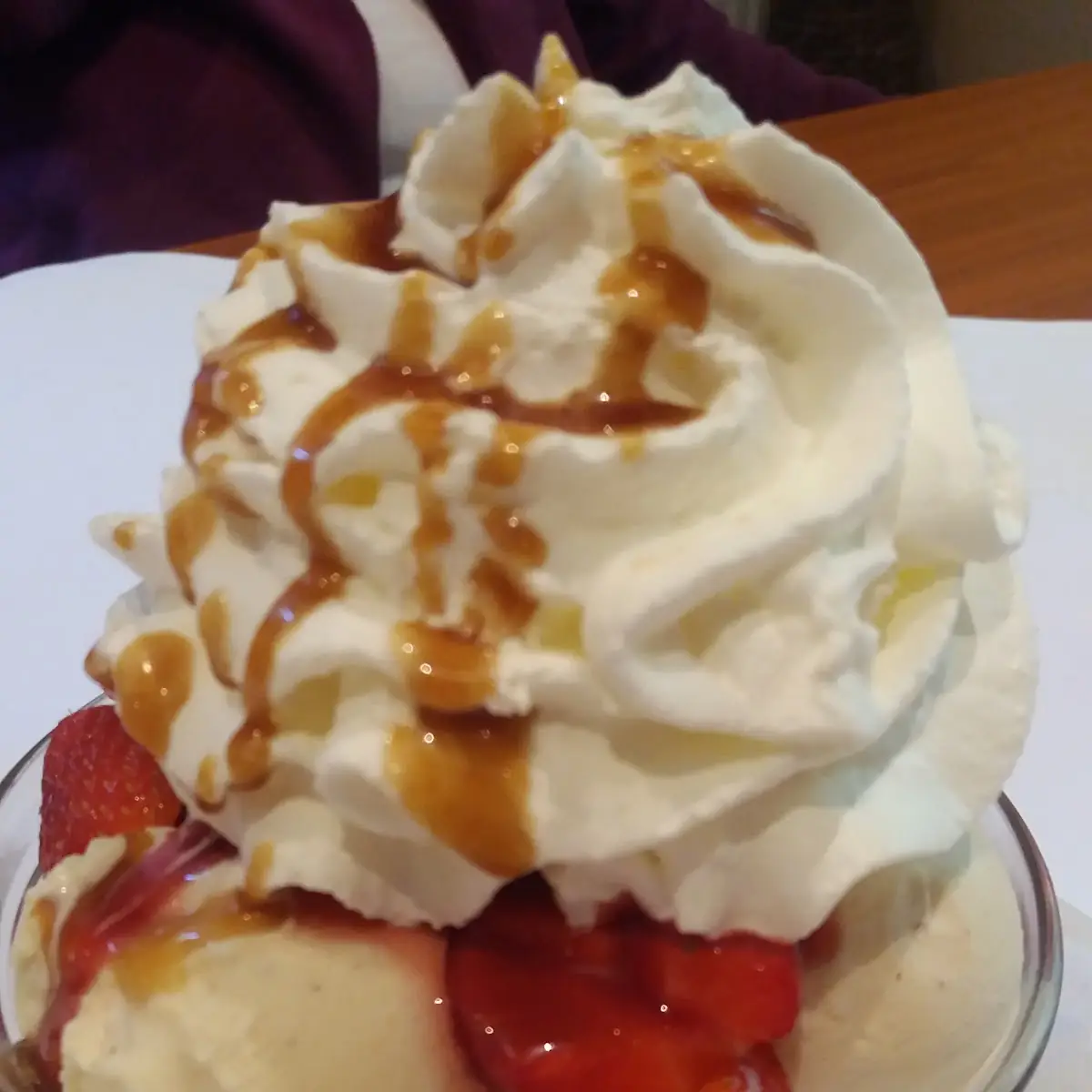 Vanilleeis Mit Erdbeeren
