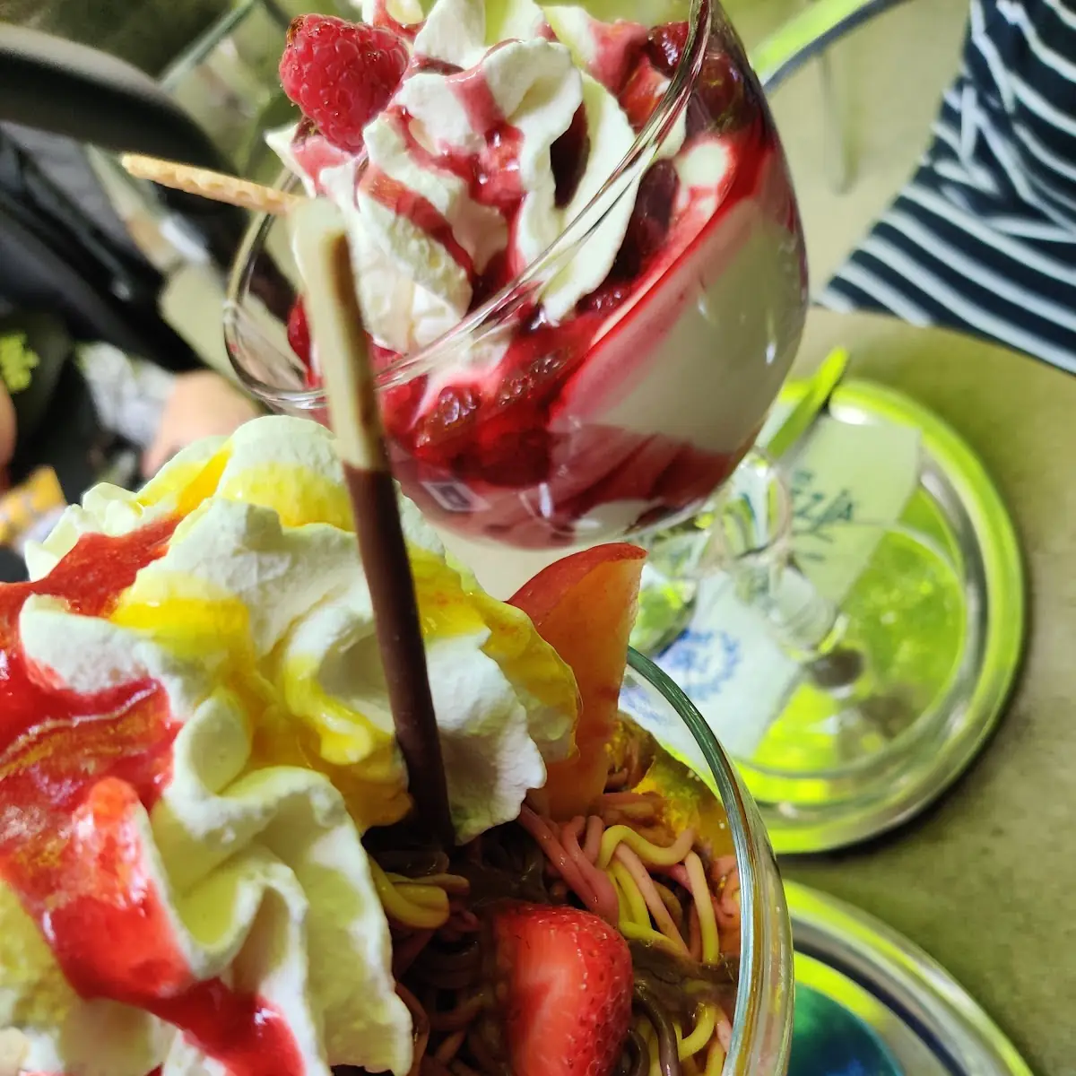 Buntes Spaghetti Eis