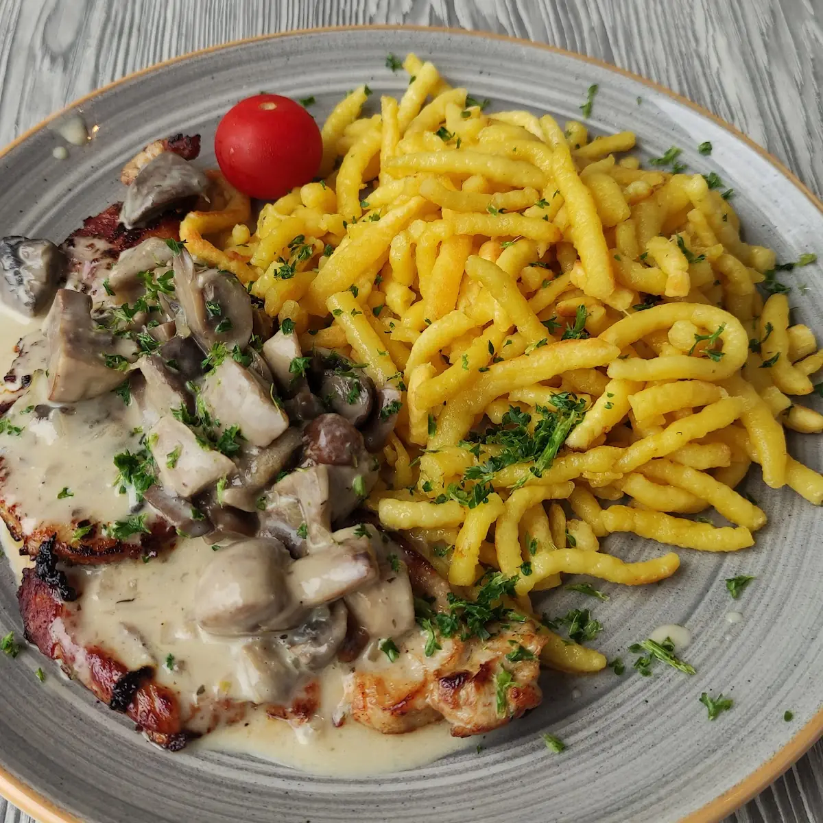 Portion Pommes Oder Spätzle