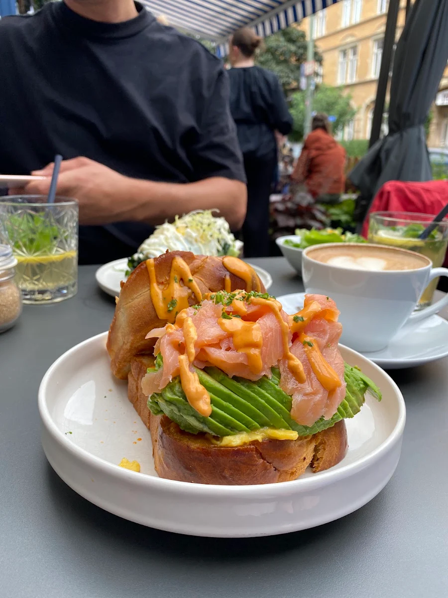 Egg Drop Lachs Avocado
