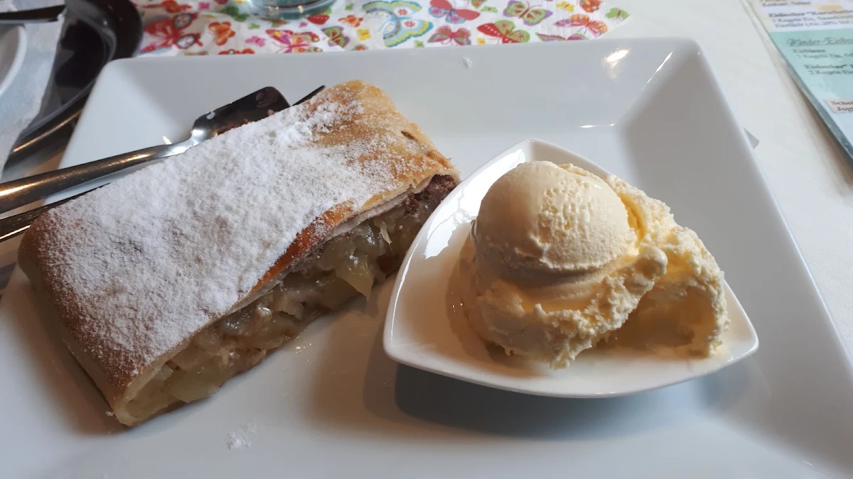 Apfelstrudel Mit Vanilleeis