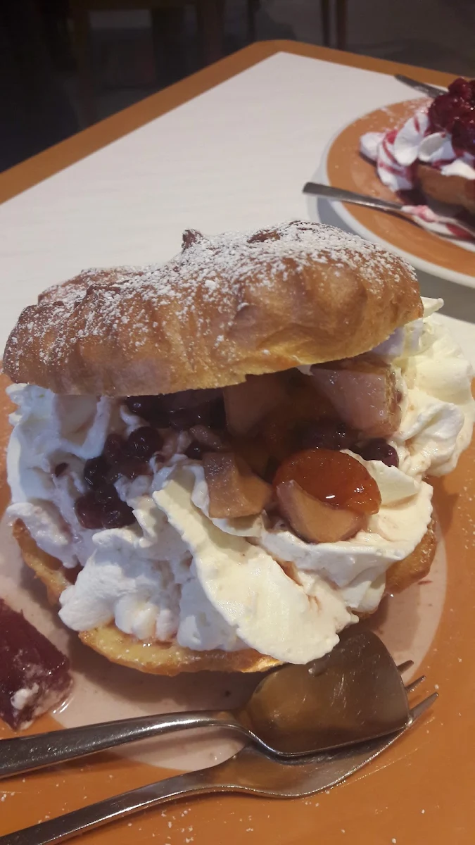 Windbeutel Mit Rumtopffrüchten