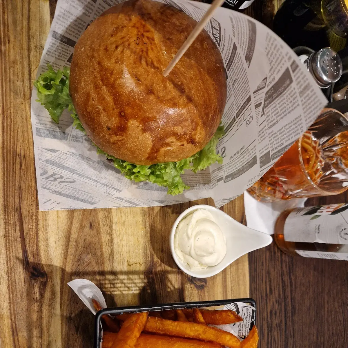 BBQ Burger Mit Pommes Und