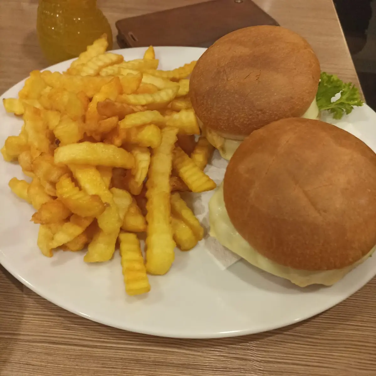 Cheeseburger Mit Pommes