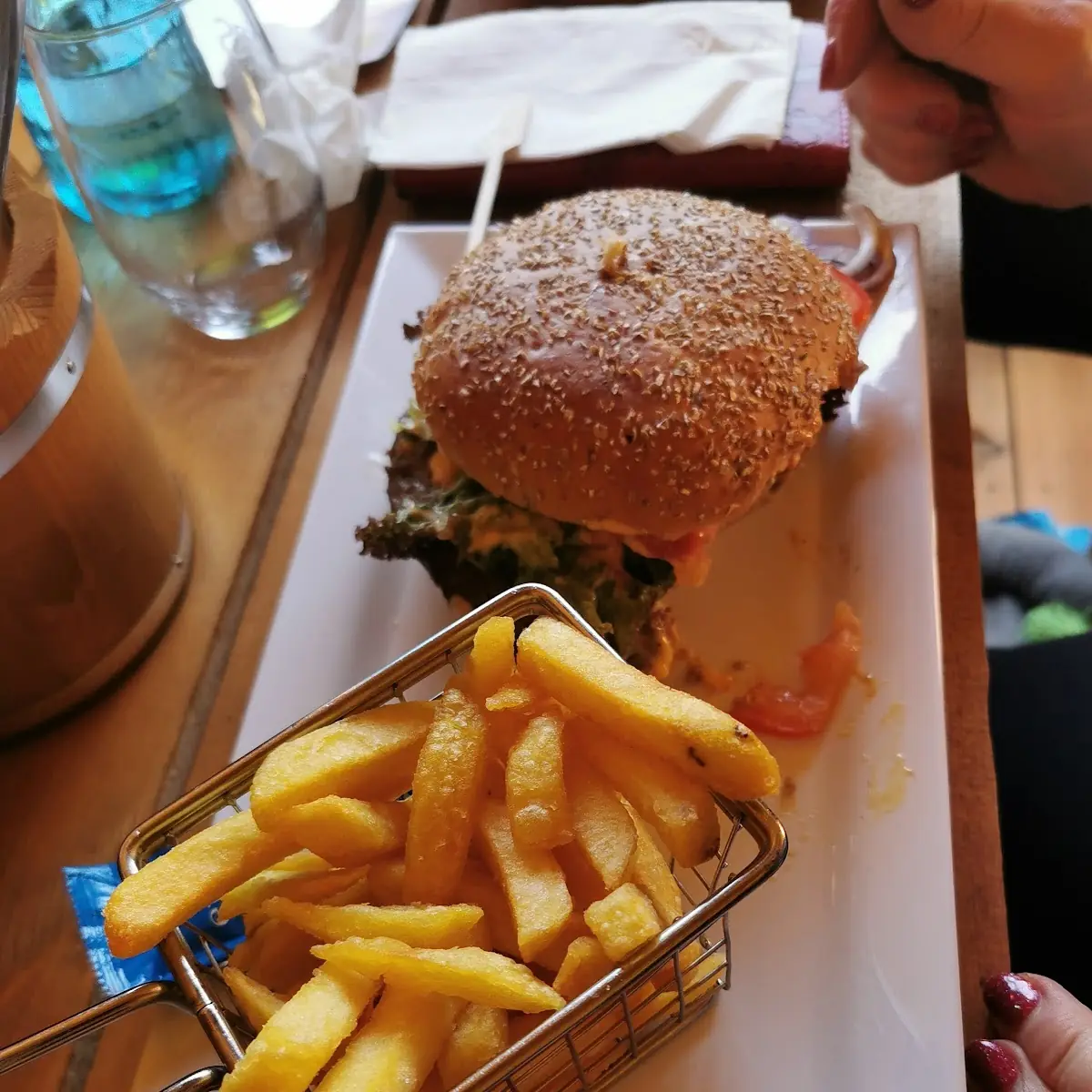 Hamburger, Mutter Gabi - Biergarten