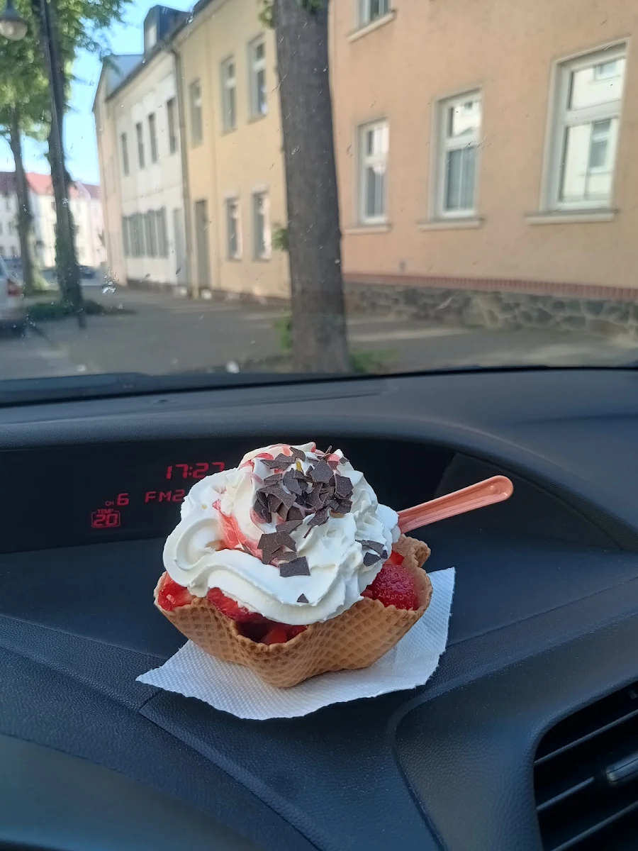 Erdbeereiskörbchen