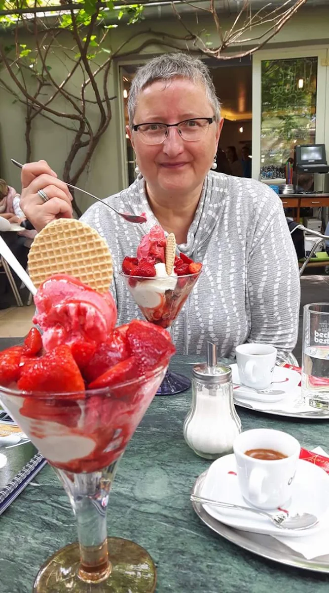 Erdbeereisbecher