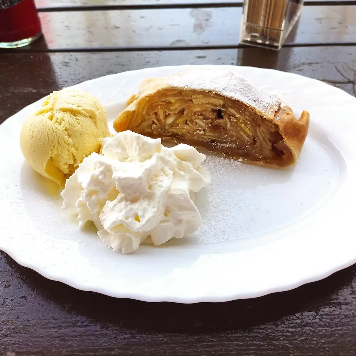 Apfelstrudel Mit Eis