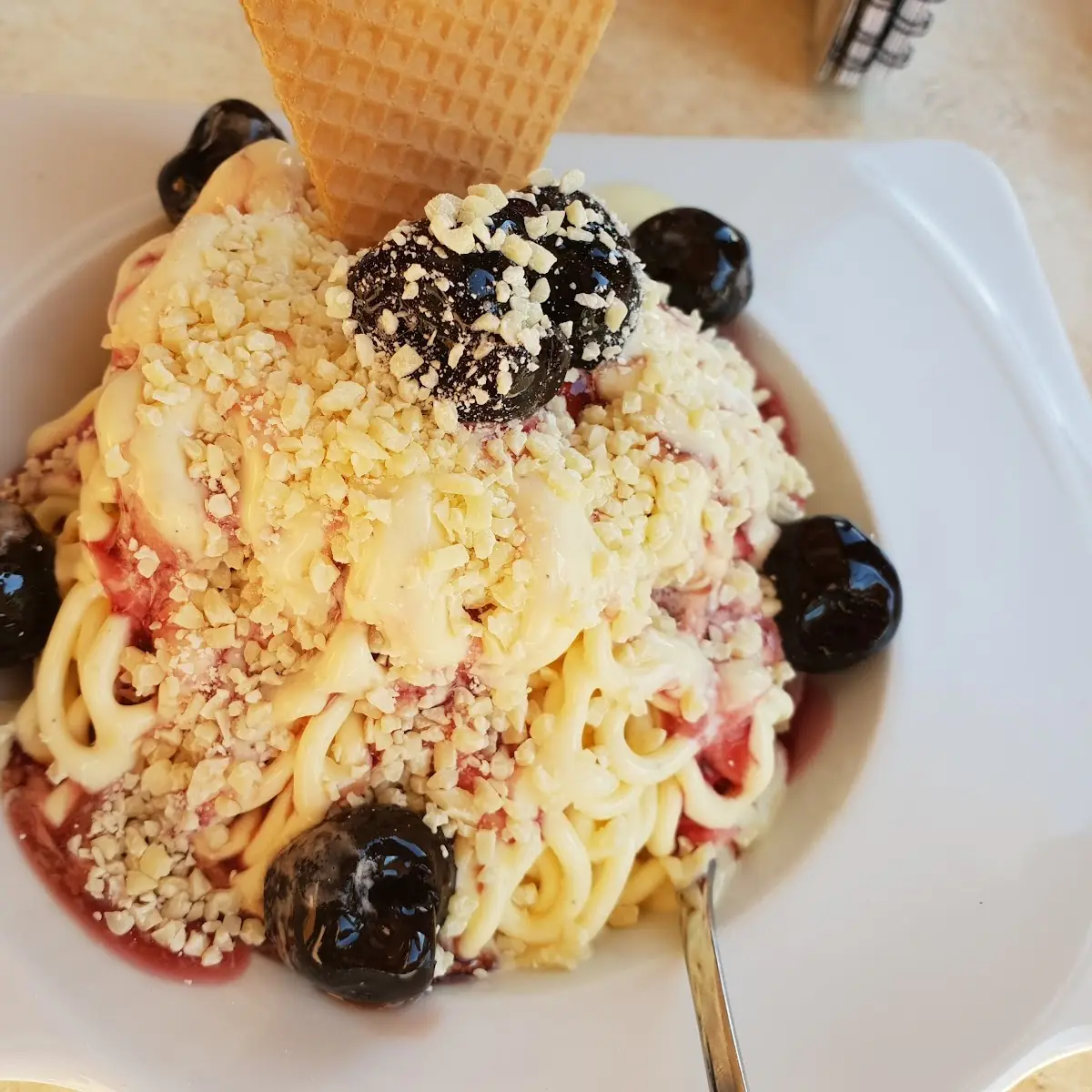 Amarena Spaghetti Eis
