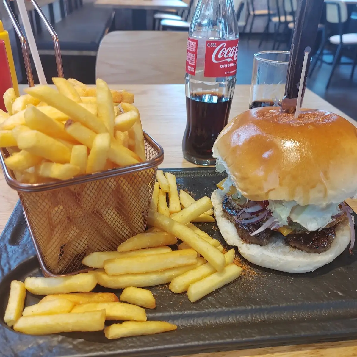 Cheggburger Mit Grosser Pommes