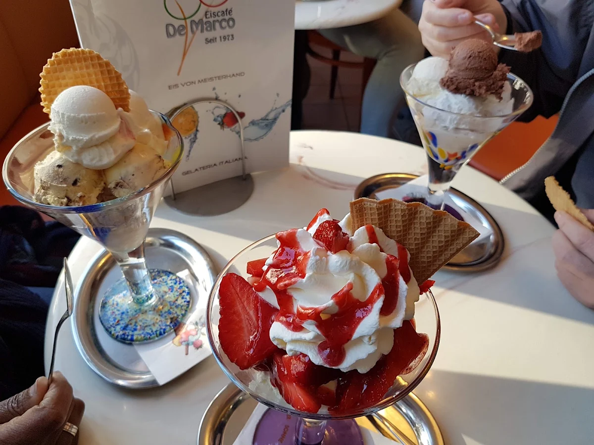 Gemischter Eisbecher