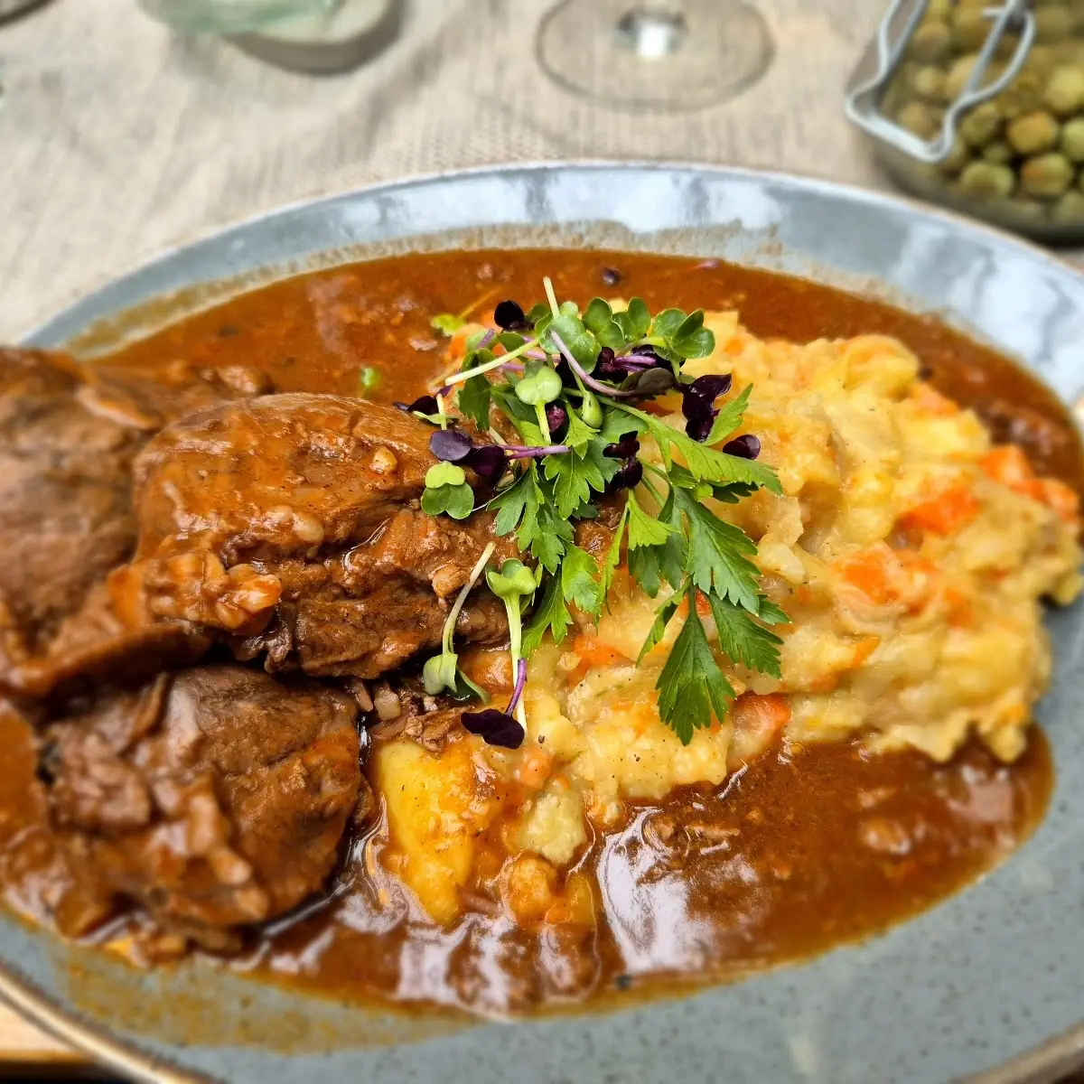 Schweinebäckchen, Hinterhöfle, Wein-, Biergarten & mehr