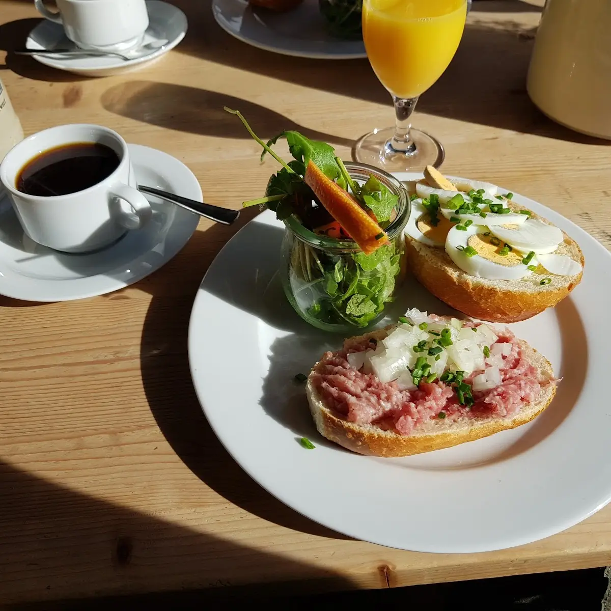 Zwei Belegte Brötchen Mit Kaffee