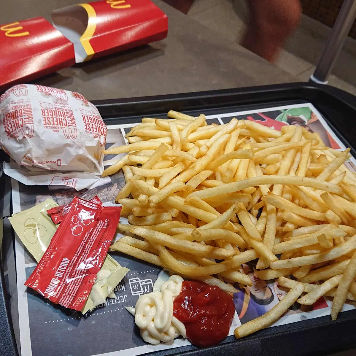 Cheeseburger Mit Pommes
