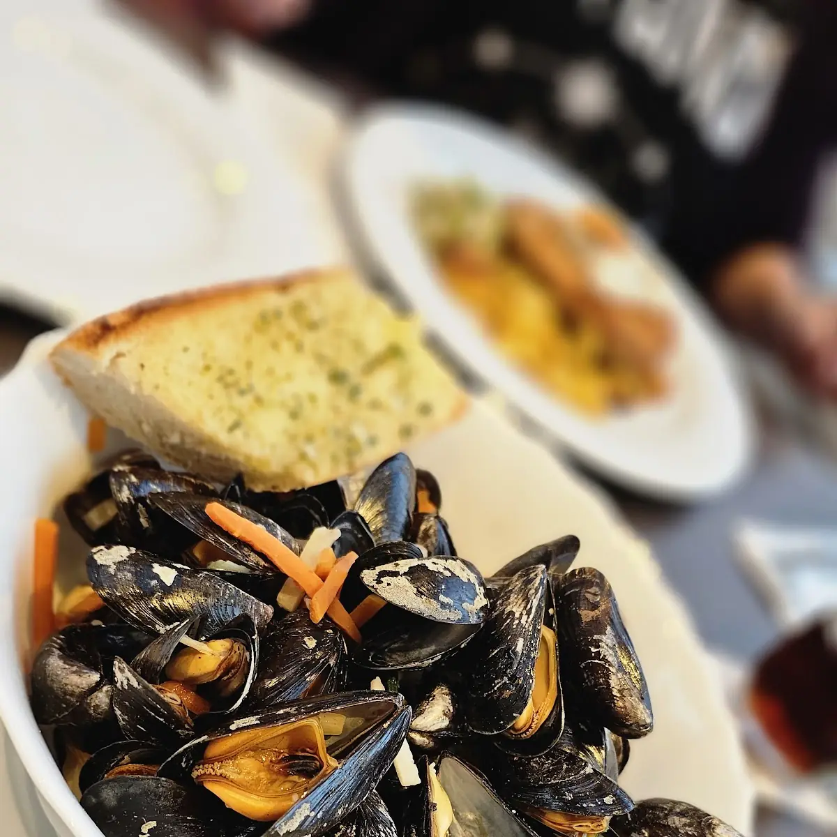 Muscheln Mit Gemüse, Mahlzeit Am Meer