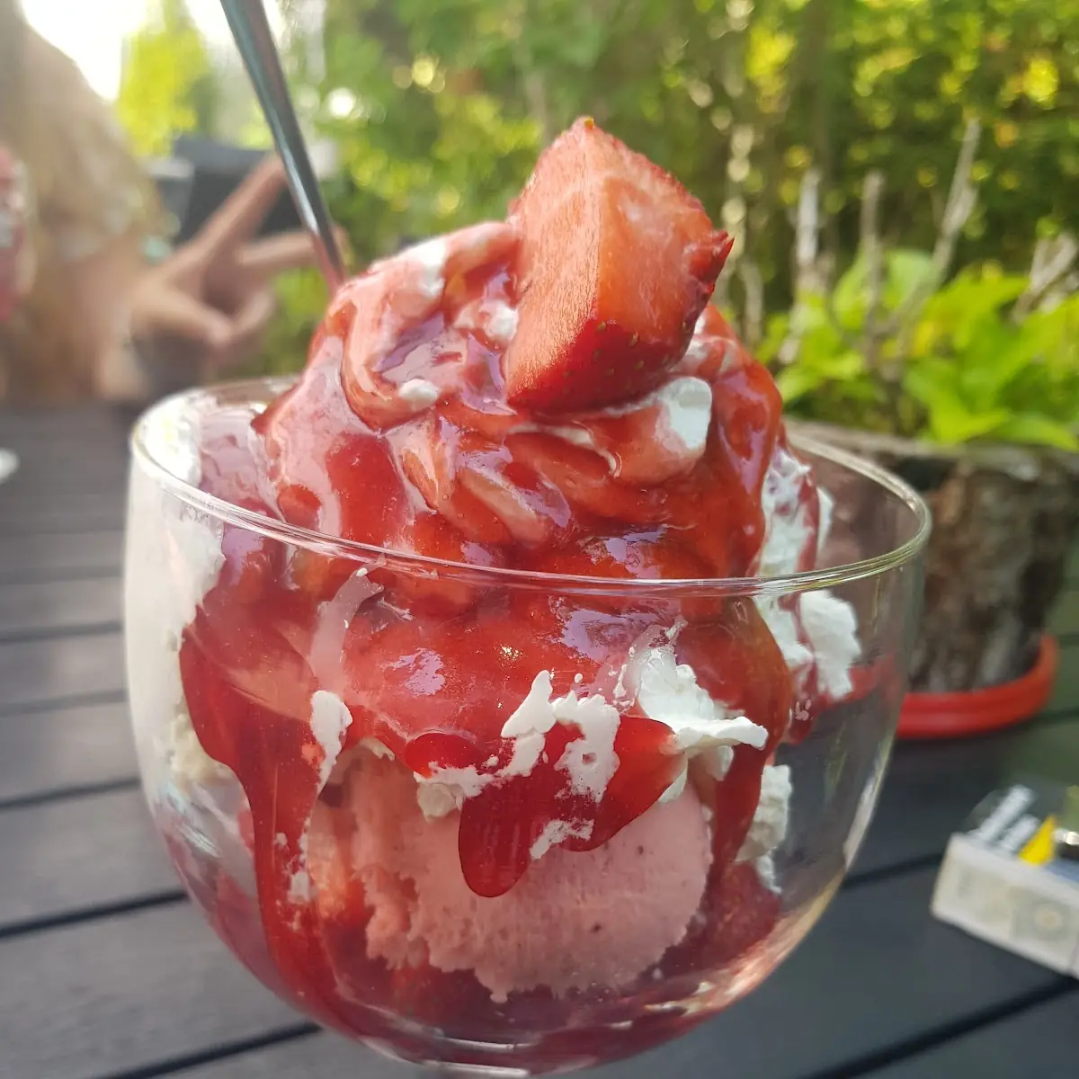 Erdbeereisbecher