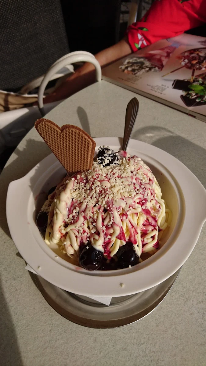 Amarena Spaghetti Eis