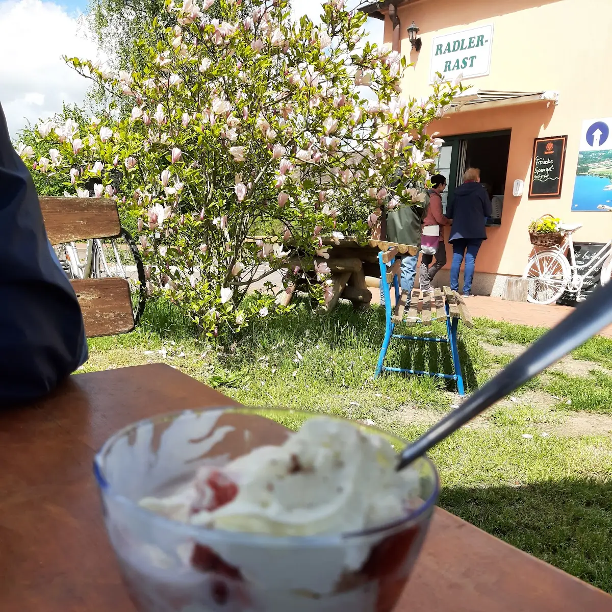 Erdbeereisbecher