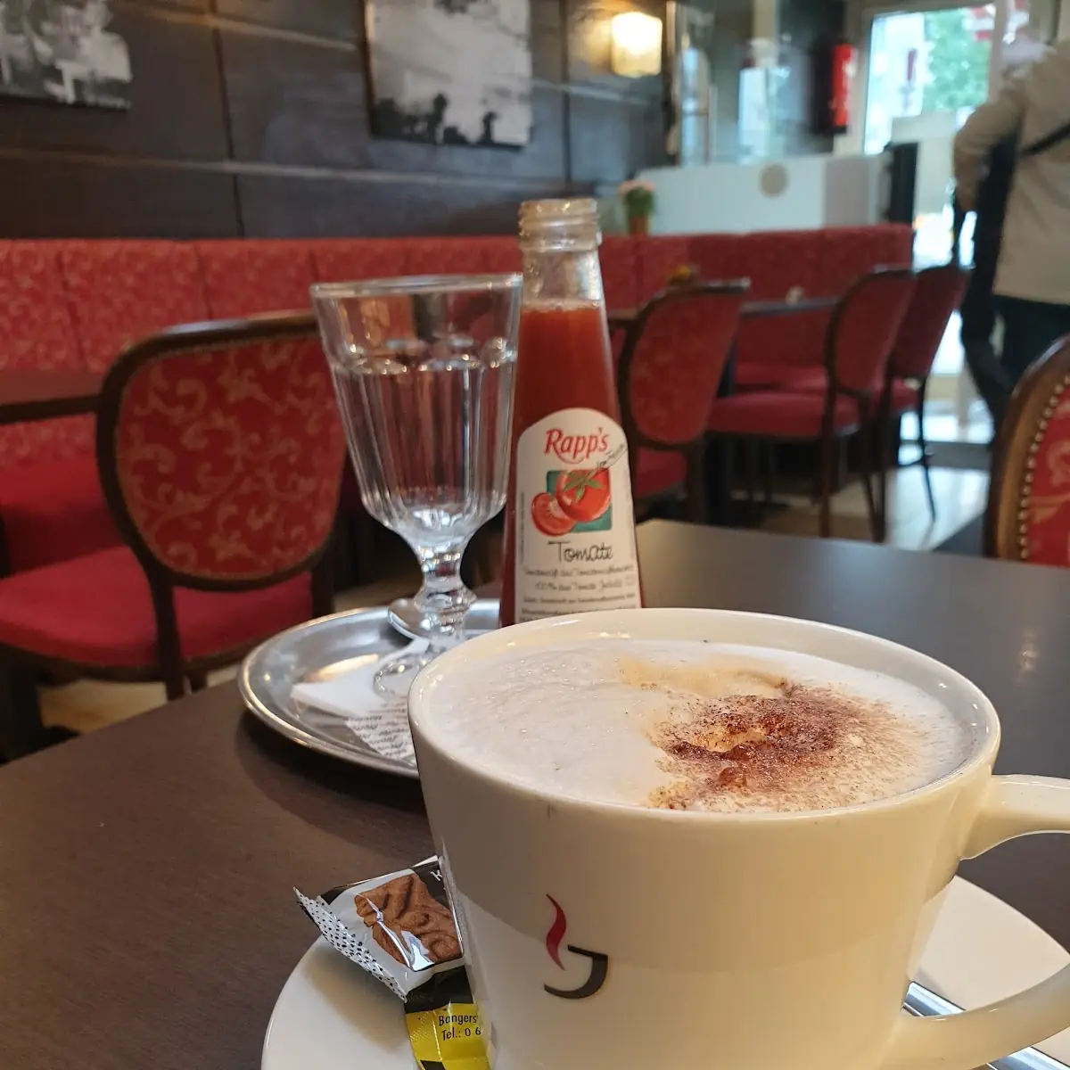Milchkaffee Und Tomatensaft