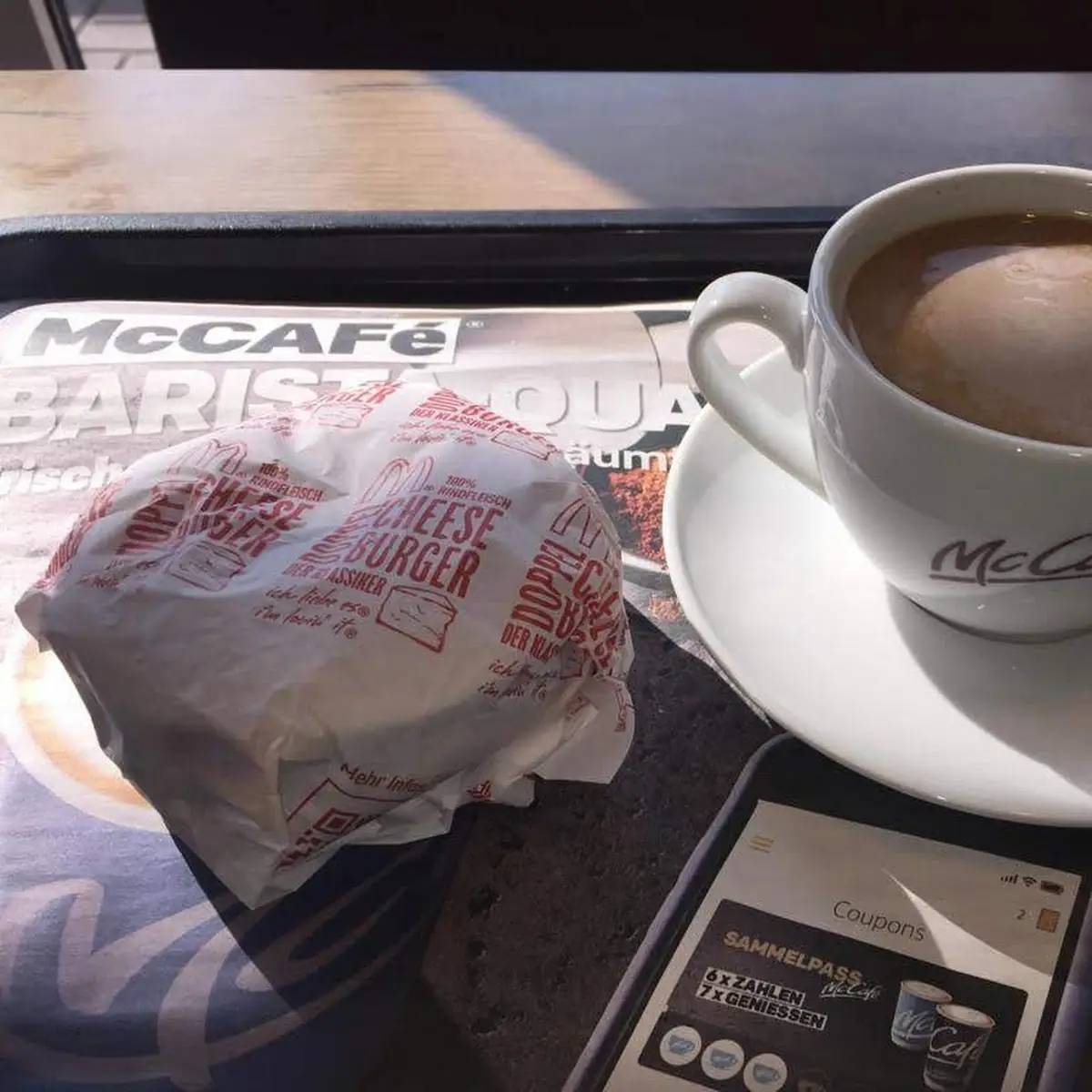 Cheeseburger & Kaffee