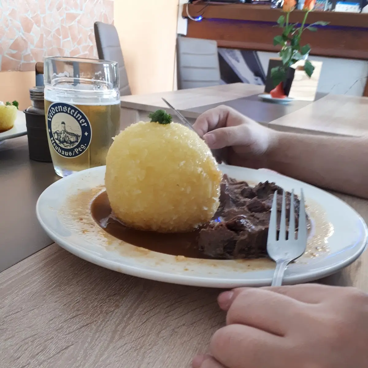 Kniedla Und Rindergulasch
