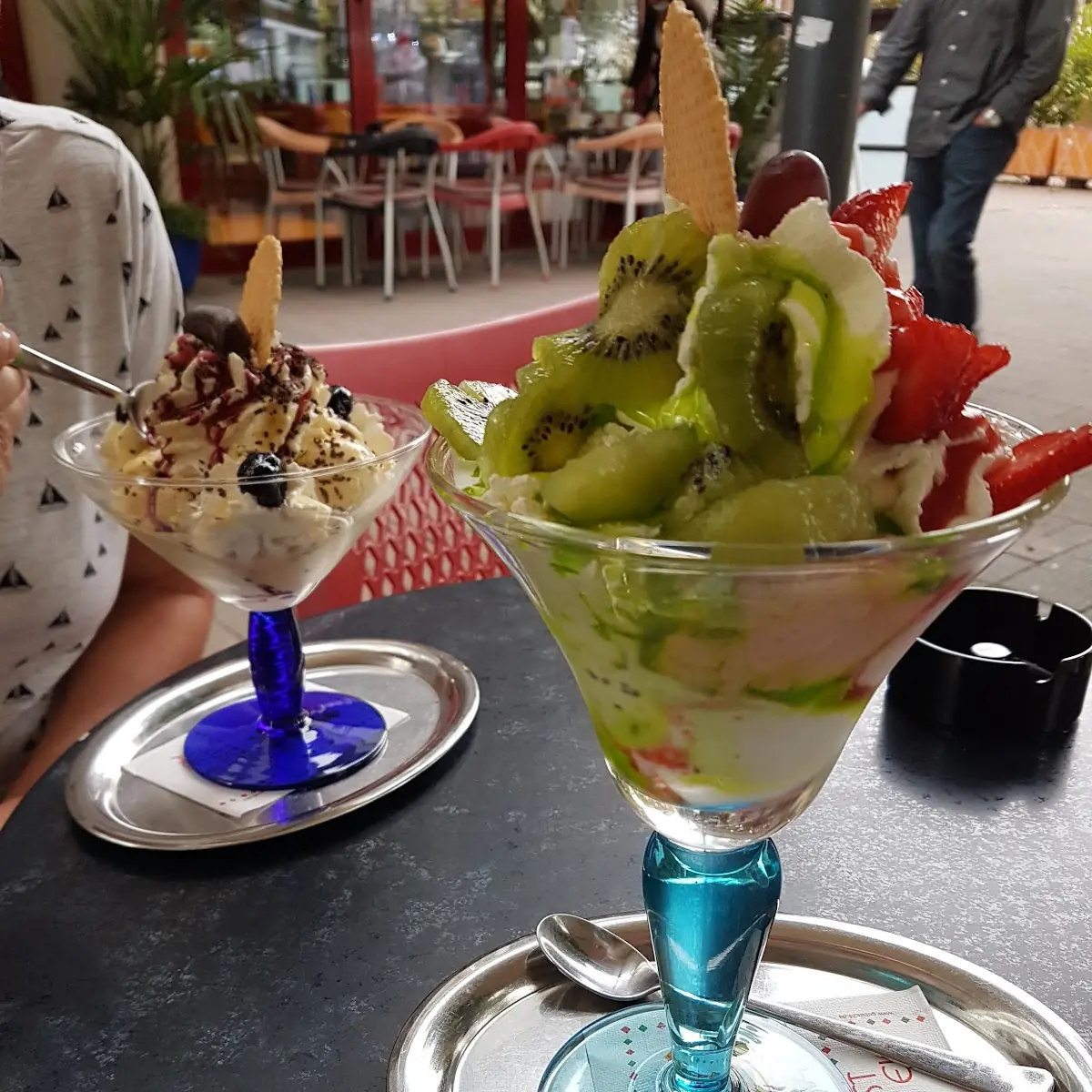 Früchte Mit Eis Und Eierlikör