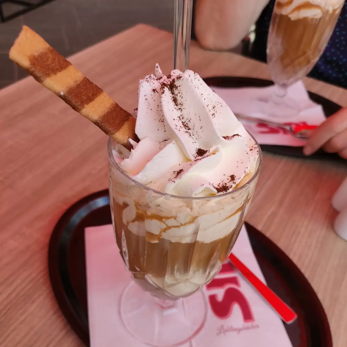 Eiskaffee, Mitten.drIN by Sipl