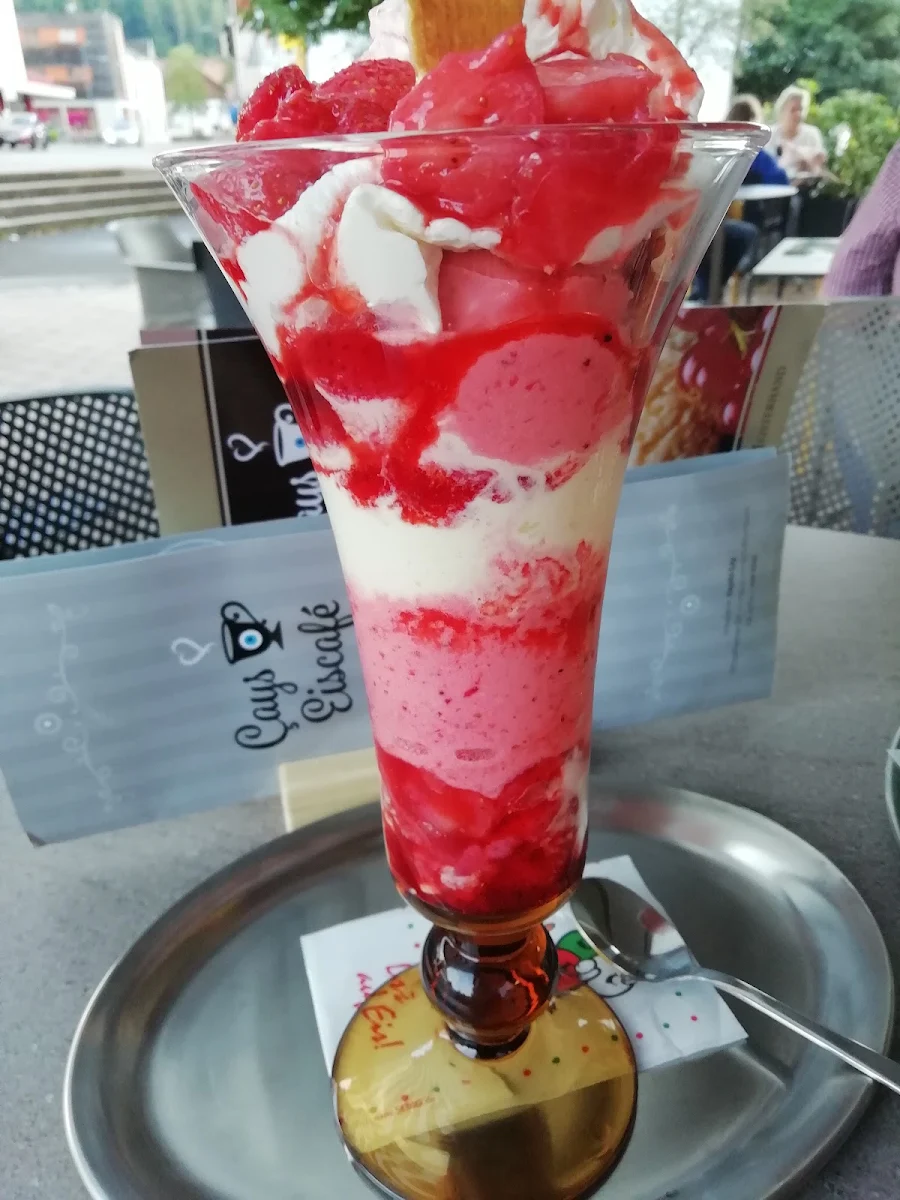 Erdbeereisbecher