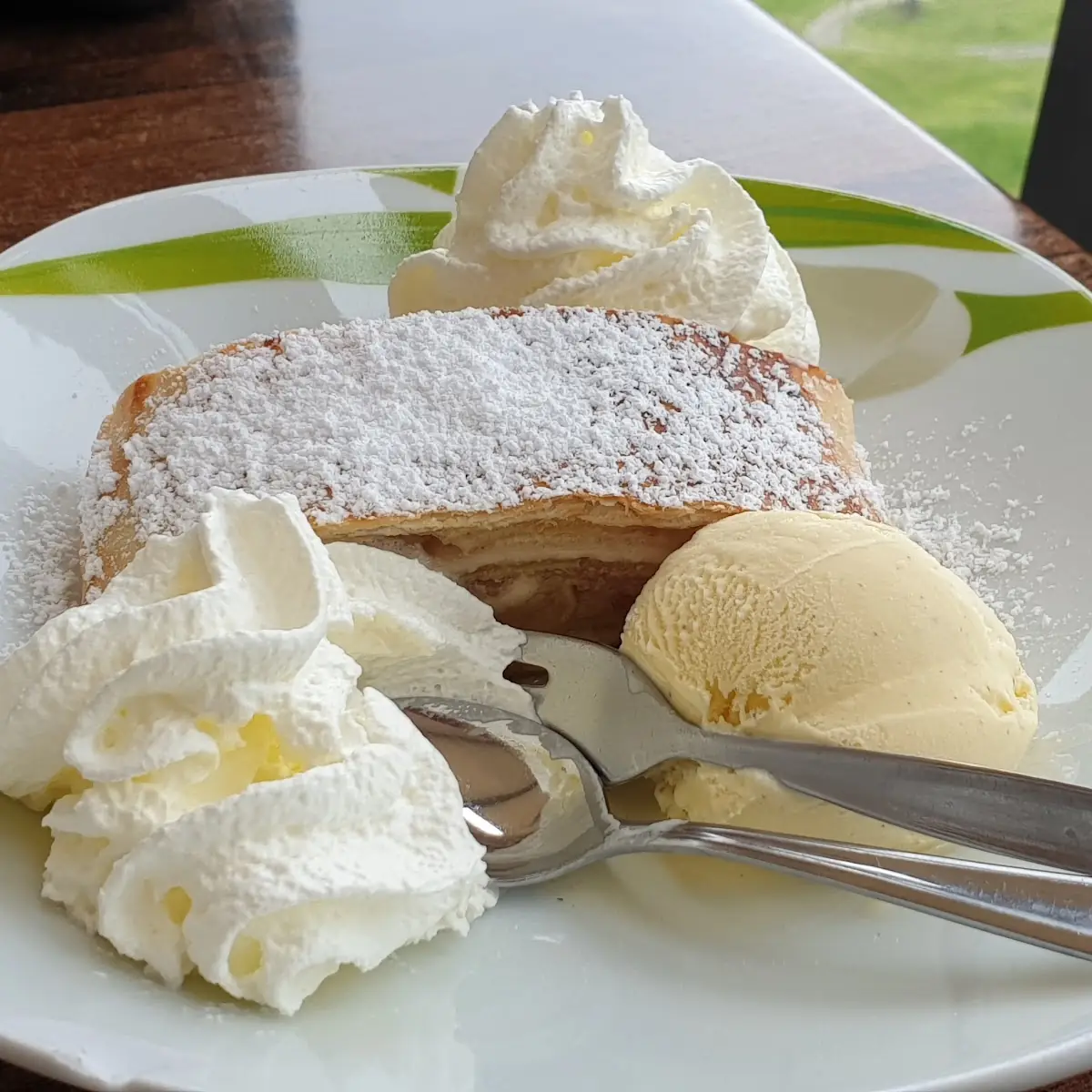 Apfelstrudel Mit Eis