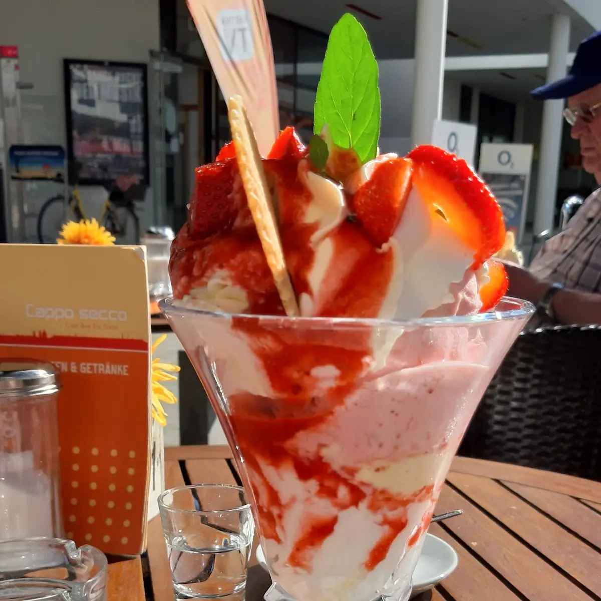 Erdbeereisbecher