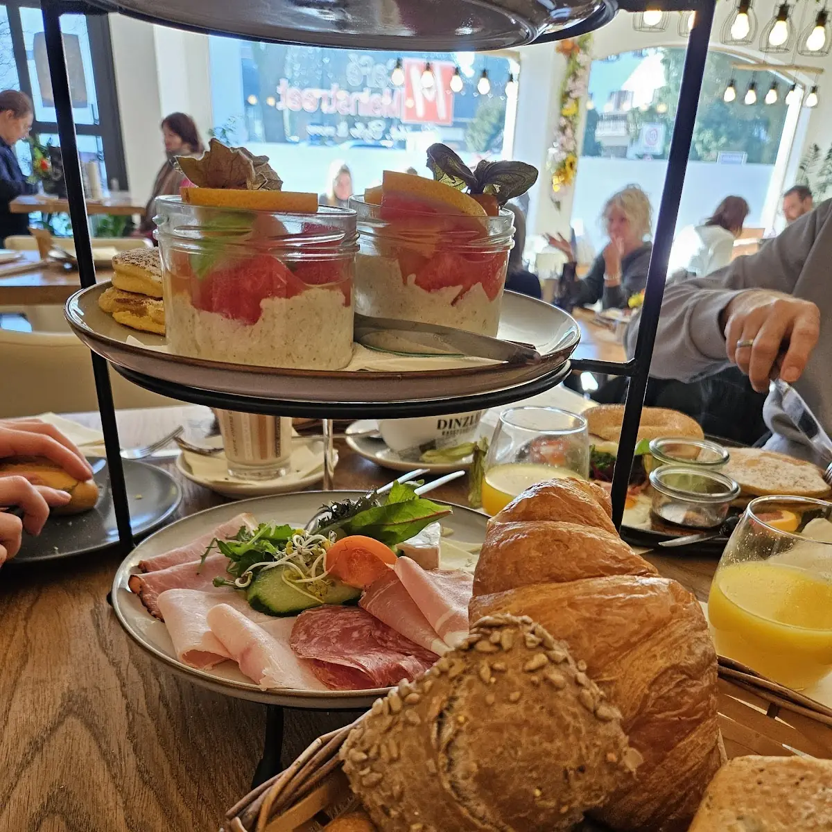 Highlights, Café Mainstreet