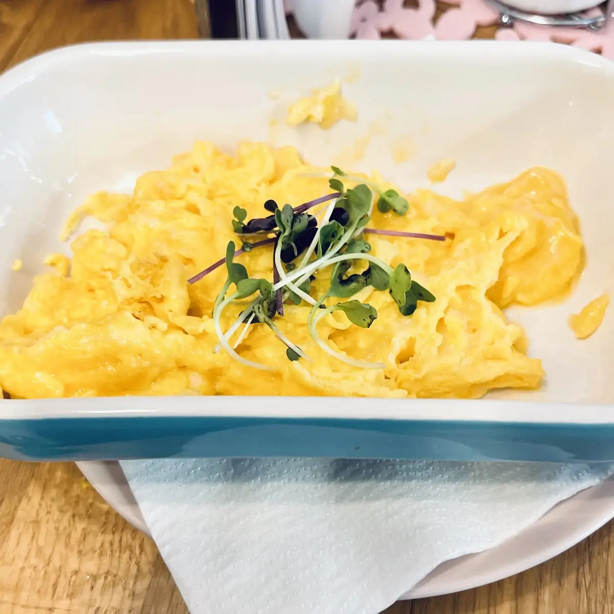Scrambled Eggs, Café Mainstreet