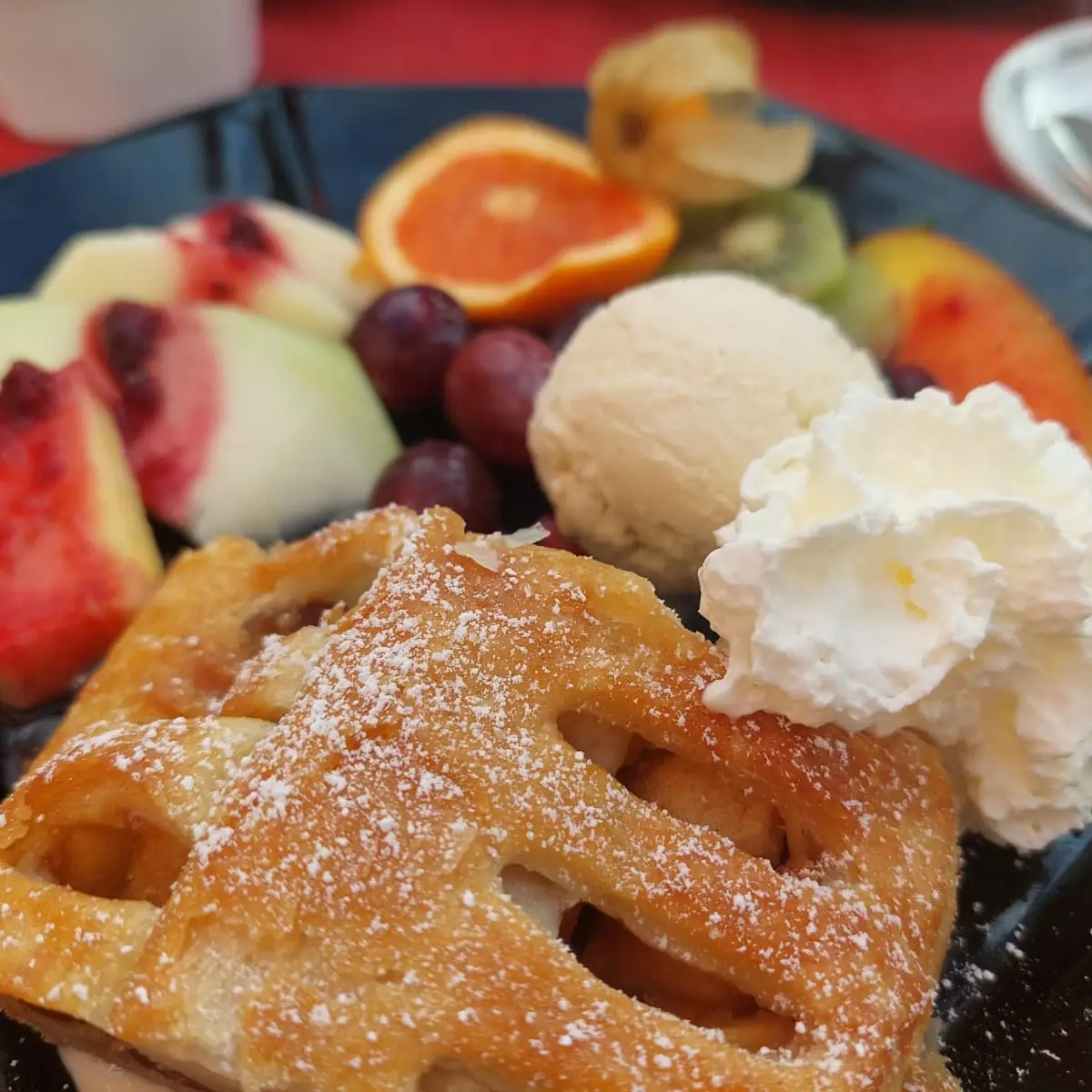 Apfelstrudel Mit Eis