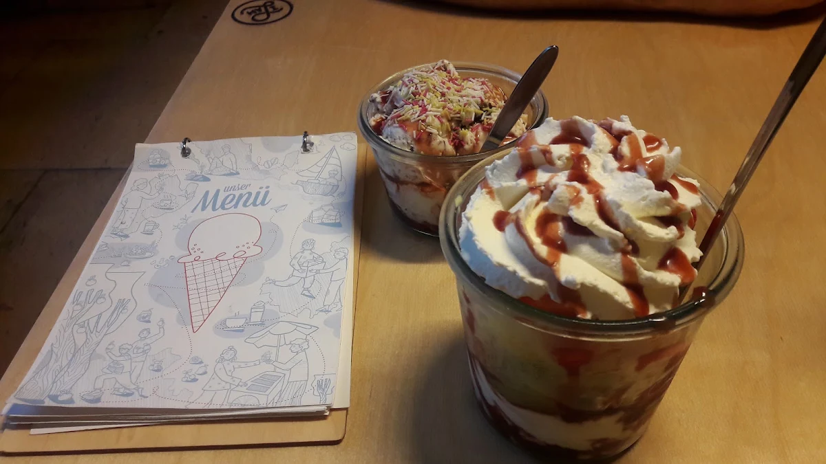 Gemischtes Eis Mit Sahne