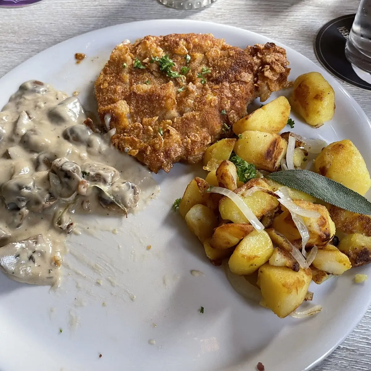 Jägerschnitzel Mit Frischen Champions, Gasthof Schellental - Restaurant in Bad Pyrmont